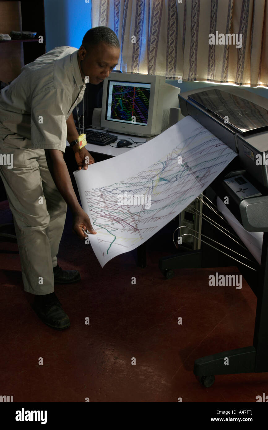 Geologe Plotten drei dreidimensionale Karten des unterirdischen Goldmine, Ghana, Westafrika Stockfoto