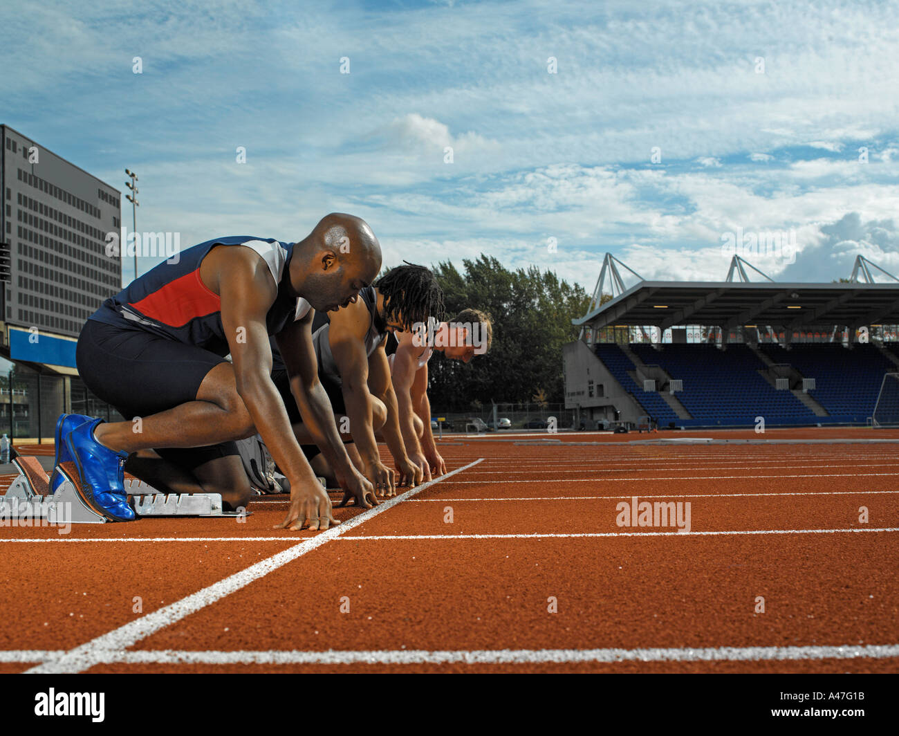 Männliche Läufer am Start Stockfoto