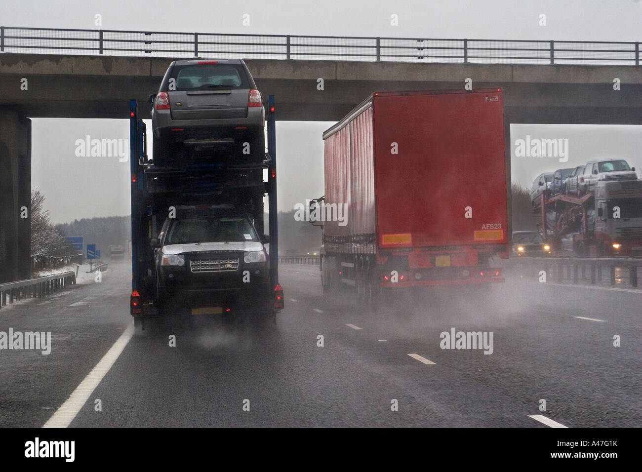 Schlechte Fahrbedingungen bei Schnee und Nässe gesehen durch Auto Windschutzscheibe auf britische Autobahn, England, UK Stockfoto