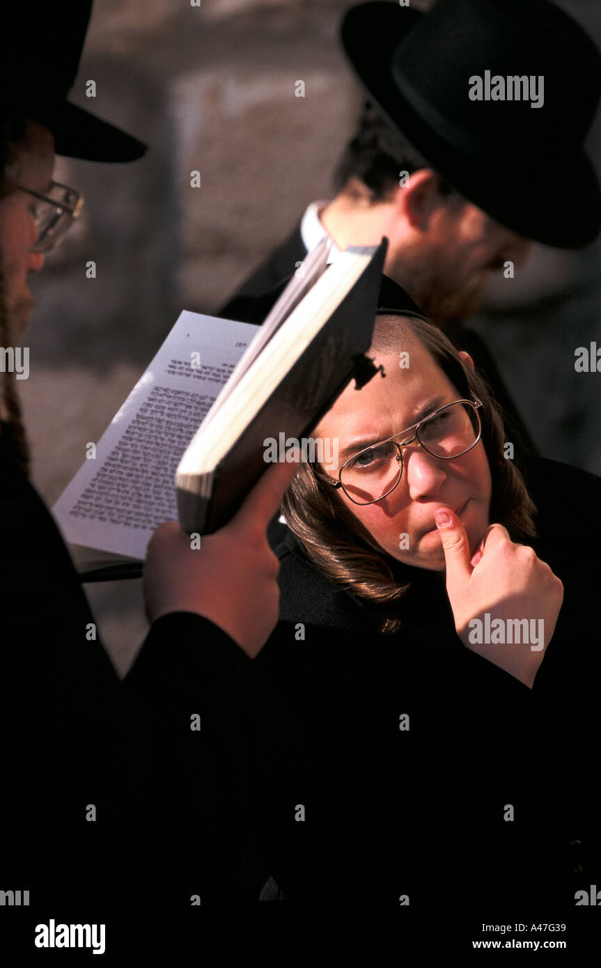 Ein orthodoxe jüdische junge meditiert vom westlichen (oder Wailing