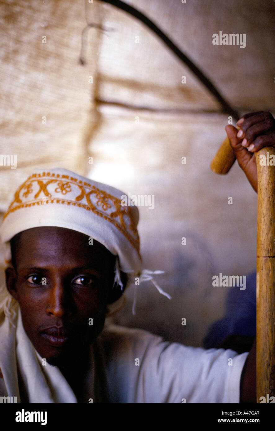 Ein Bauer-Mann mit einem traditionellen Gehstock Bruoa Stadt erklärt selbst unabhängiges Land in Somaliland Stockfoto