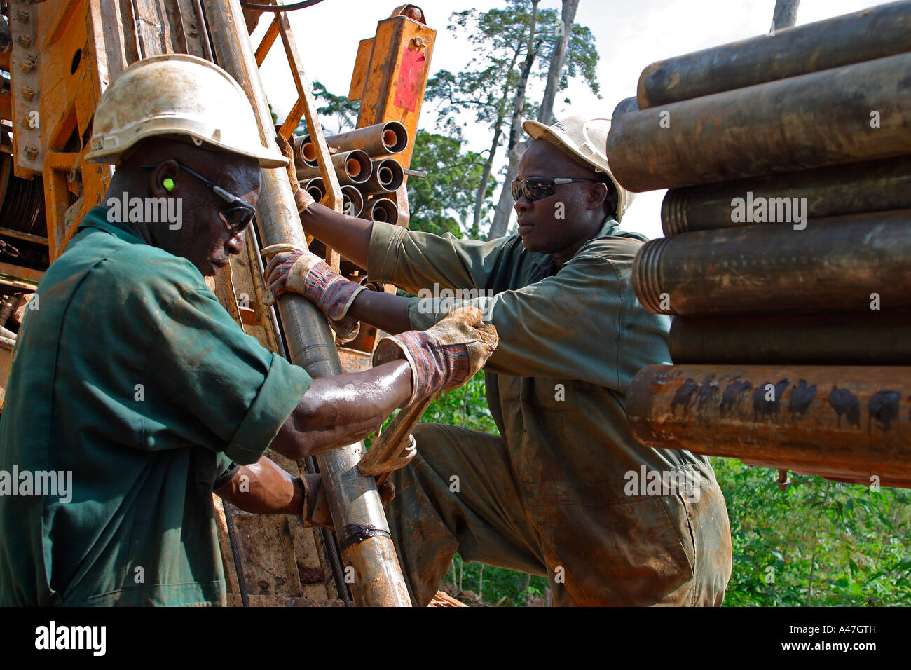 Exploration Kern Bohren, zeigt Offsiders mit Rig im Gebüsch, Oberfläche Goldmine, Ghana, Westafrika Stockfoto