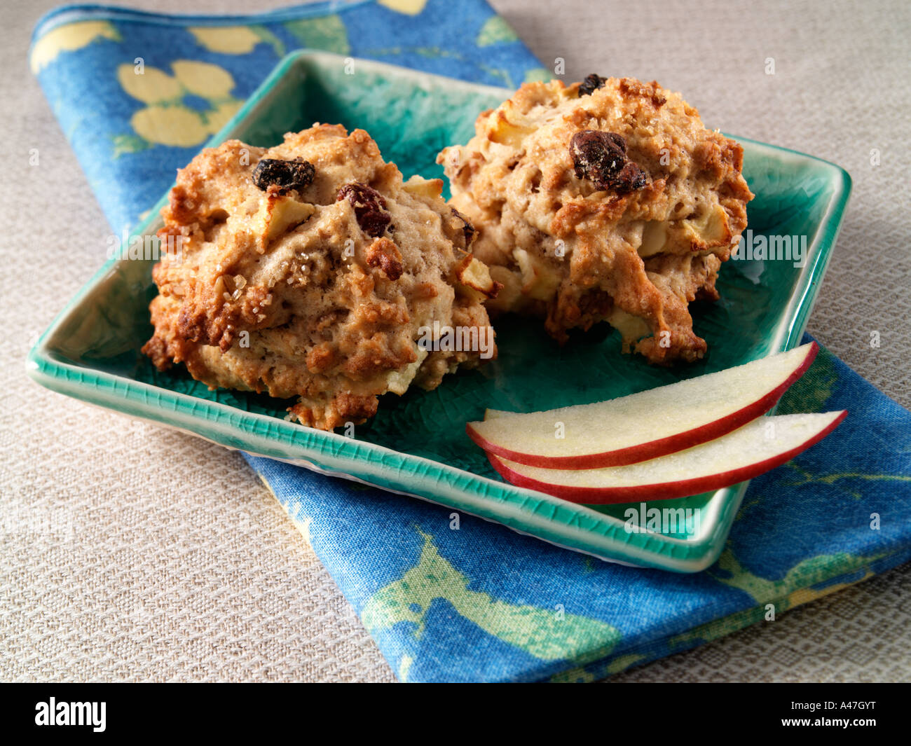 Zwei Felsen die Kekse auf einem Teller mit Apfel Scheiben redaktionelle Essen Stockfoto