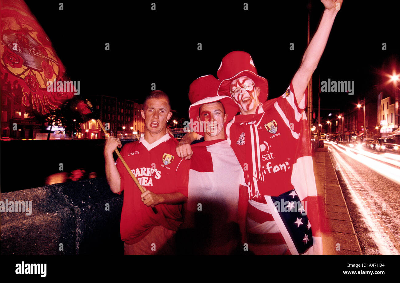 Dublin-irische Fußball-Fans in Temple Bar am Samstag Abend Stockfoto