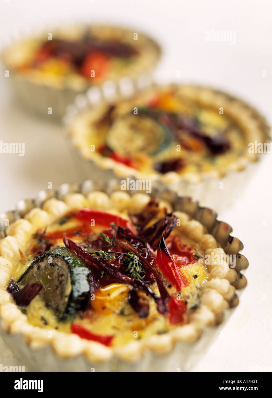 Drei vegetarische Kuchen auf einem weißen Hintergrund redaktionelle Essen Stockfoto