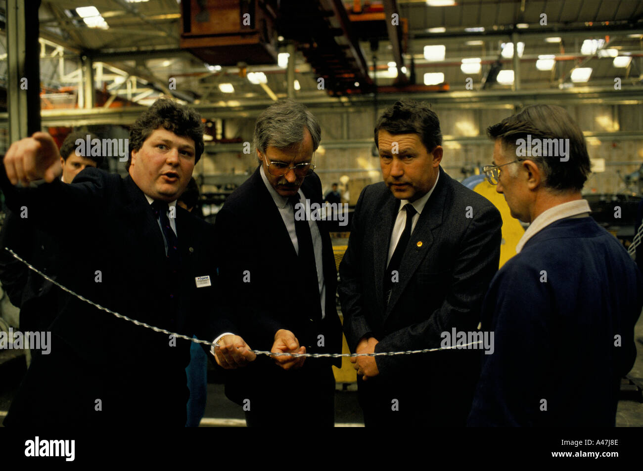 Russische Geschäftsleute Besuch einer Metallfabrik in Nordengland zu Beginn von Glasnost und Perestroika Stockfoto