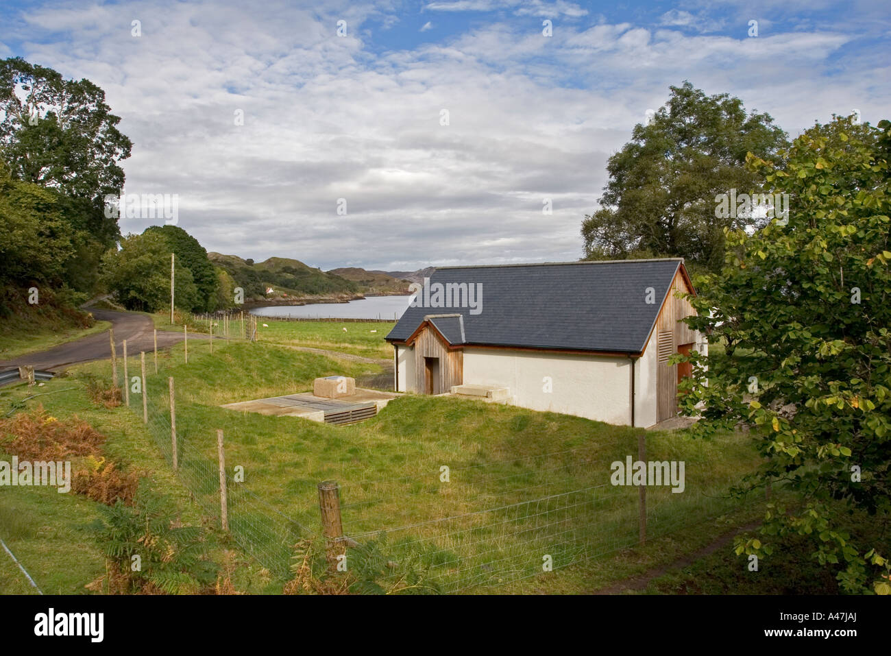 Turbine Haus von Inverbain Hydro Kraftwerk am Ufer des Loch Shieldaig Scotland UK Stockfoto