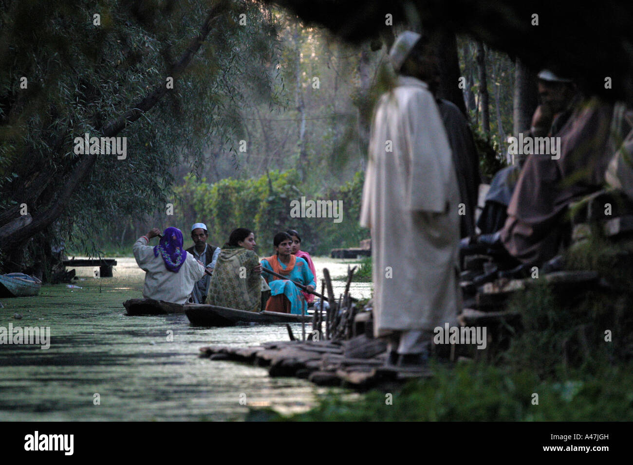 Personentransport selbst in traditionellen Booten in einem Kanal auf Dal-See in Kashmir in Indien Stockfoto