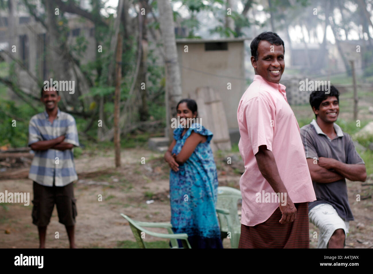 Lächelnde Menschen in dem Dorf Paraliya schlug fast ein Jahr nach dem Tsunami Sri Lanka Stockfoto