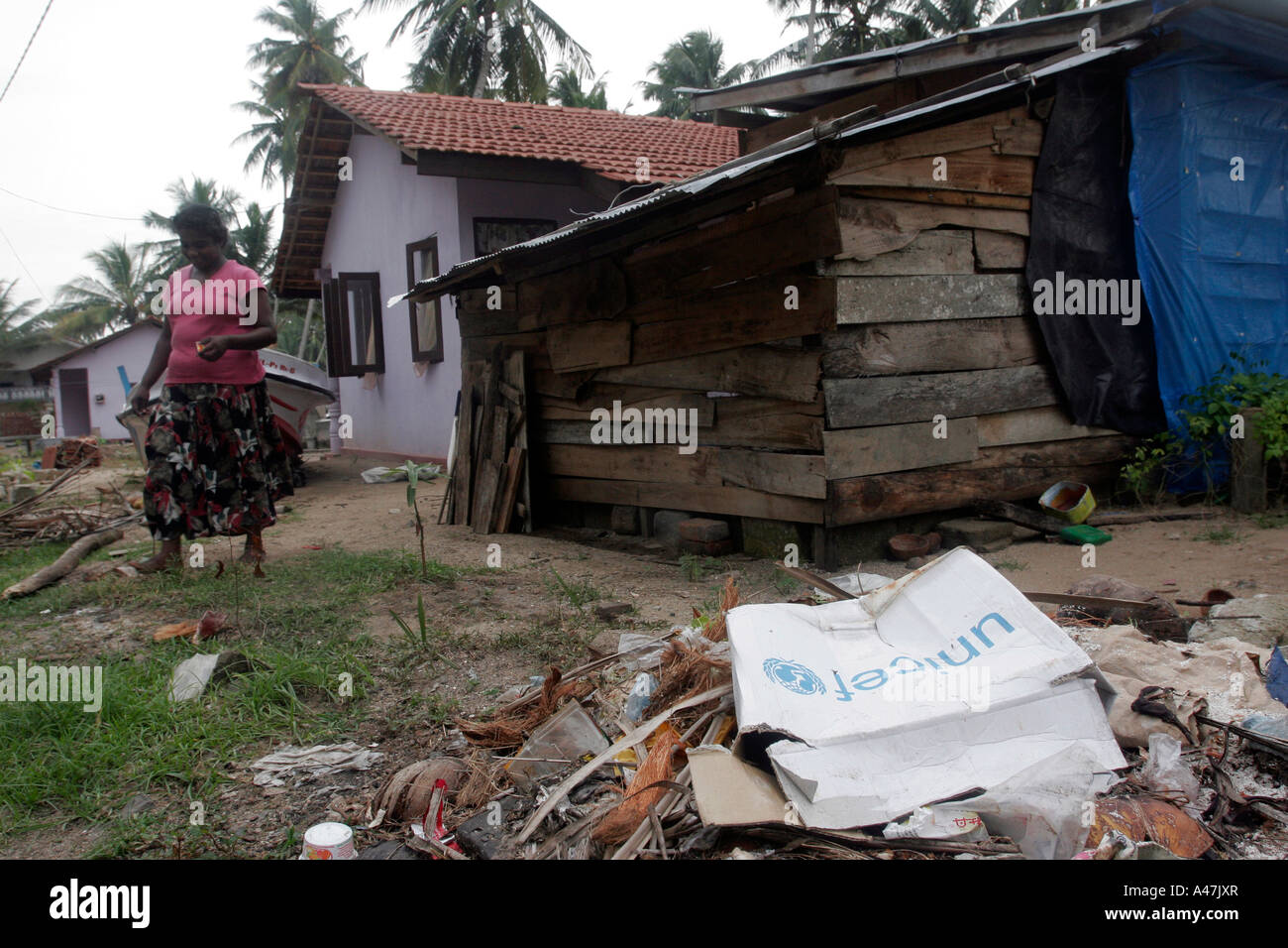 Eine Box von Unicef, die früher mit Hilfe Material legt in einem Haufen Müll fast ein Jahr nach der Tsunami Sri Lanka geschlagen Stockfoto