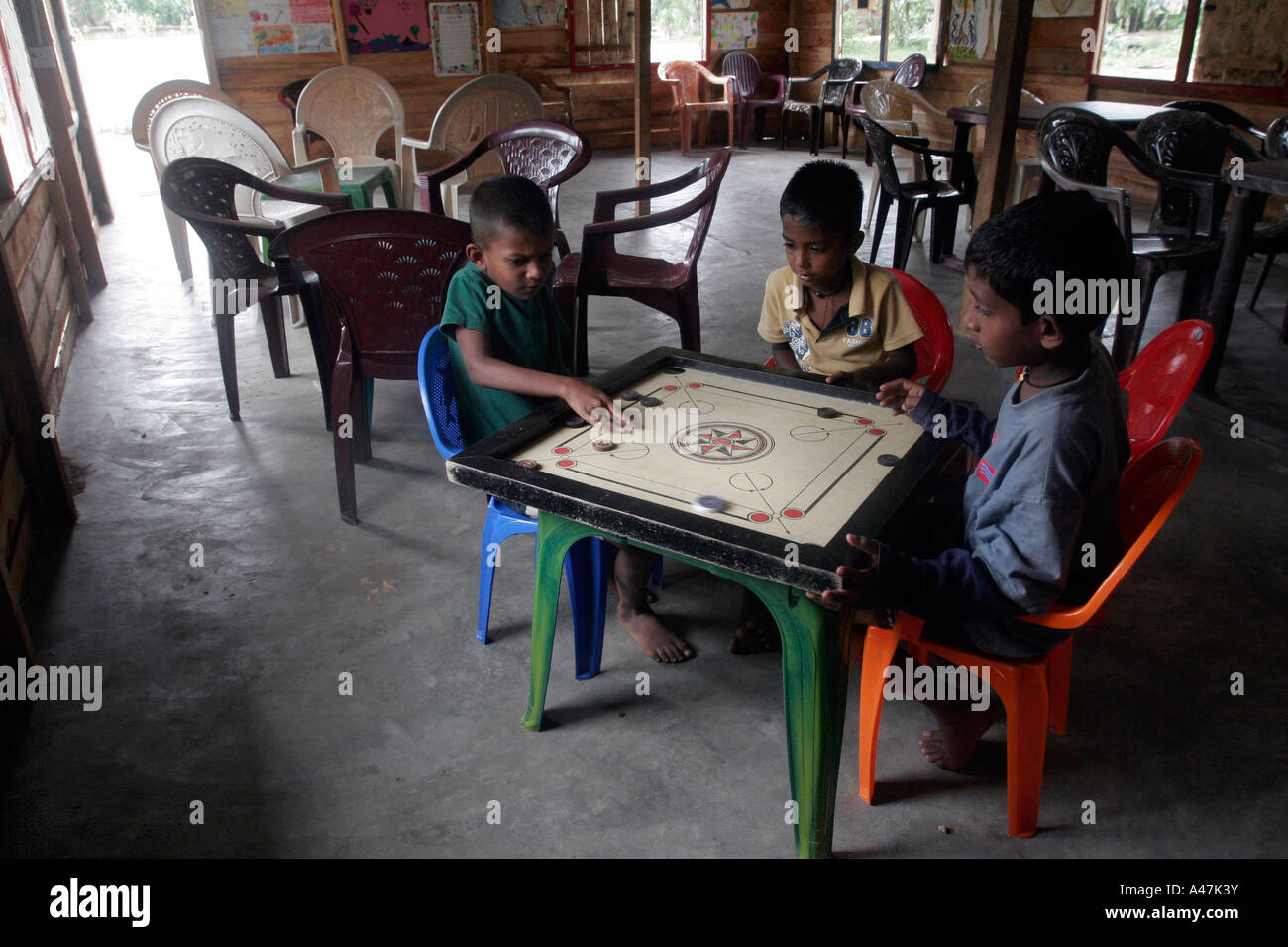Jungen spielen Karam in einem Zentrum für Kinder, die von dem Tsunami in Sri Lanka betroffen Stockfoto