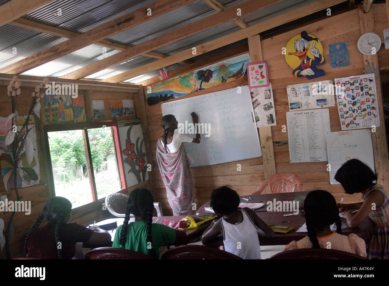 Kinder lernen Englisch in einem Zentrum für Kinder, die von dem Tsunami in Sri Lanka betroffen Stockfoto