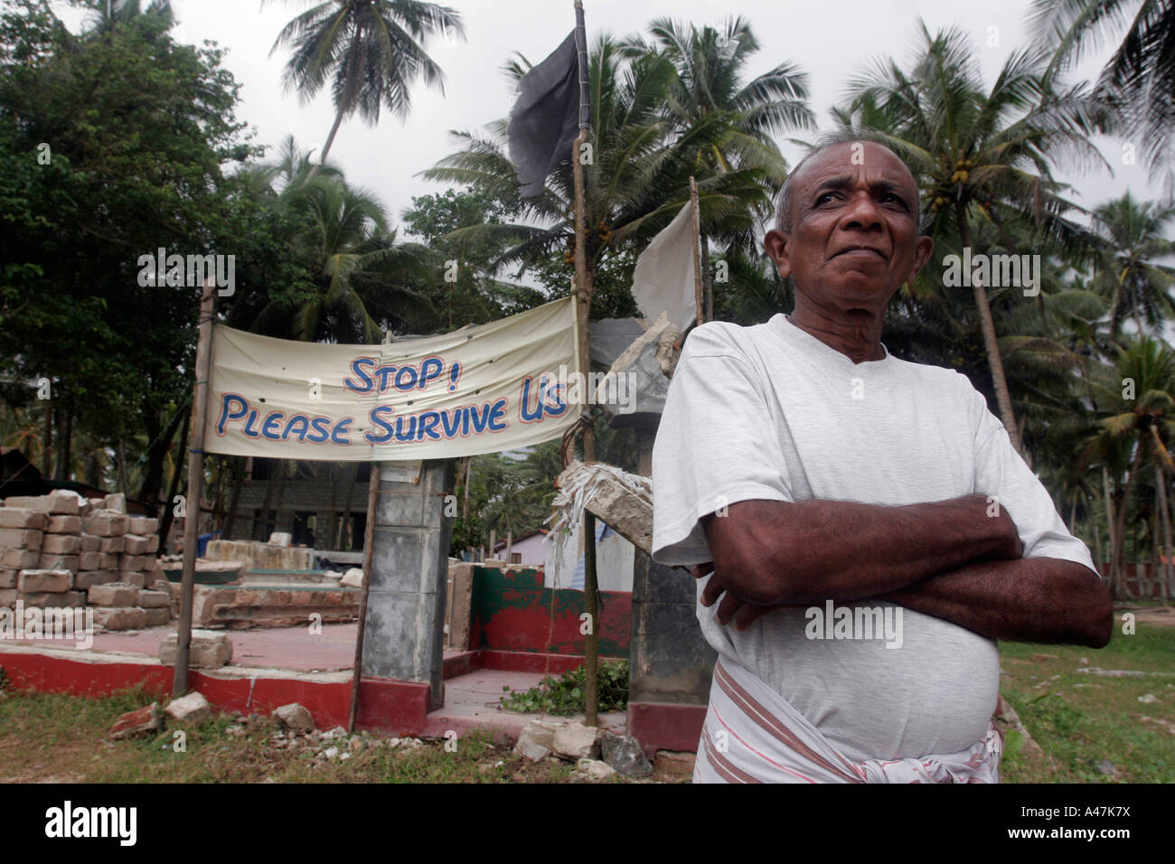 Ein Mann, der seine Frau und einen Sohn in der Tsunami-Tragödie verloren, steht vor seinem beschädigten Haus in Sri Lanka Stockfoto