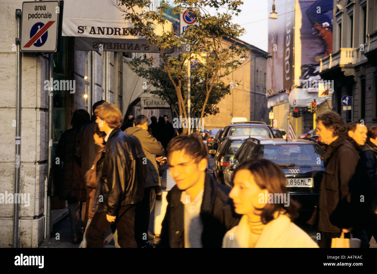 Shopper im Bereich Designer-Shop von Mailand um über Manzonni Stockfoto