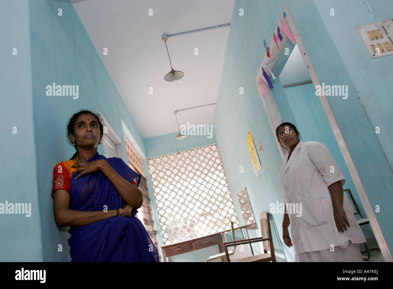 Indische Krankenschwestern stehen in einem Gang in einer ländlichen Gesundheitsversorgung Klinik in Kerala in Indien Stockfoto
