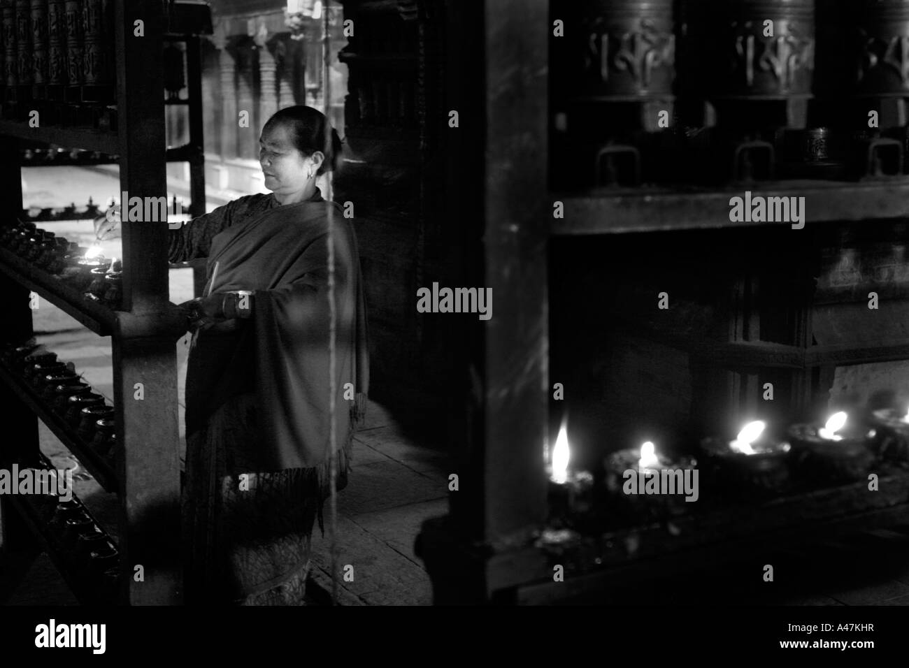 Eine tibetische buddhistische Frau Licht Kerzen im Swayambhunath Stupa in Kathmandu in Nepal Stockfoto