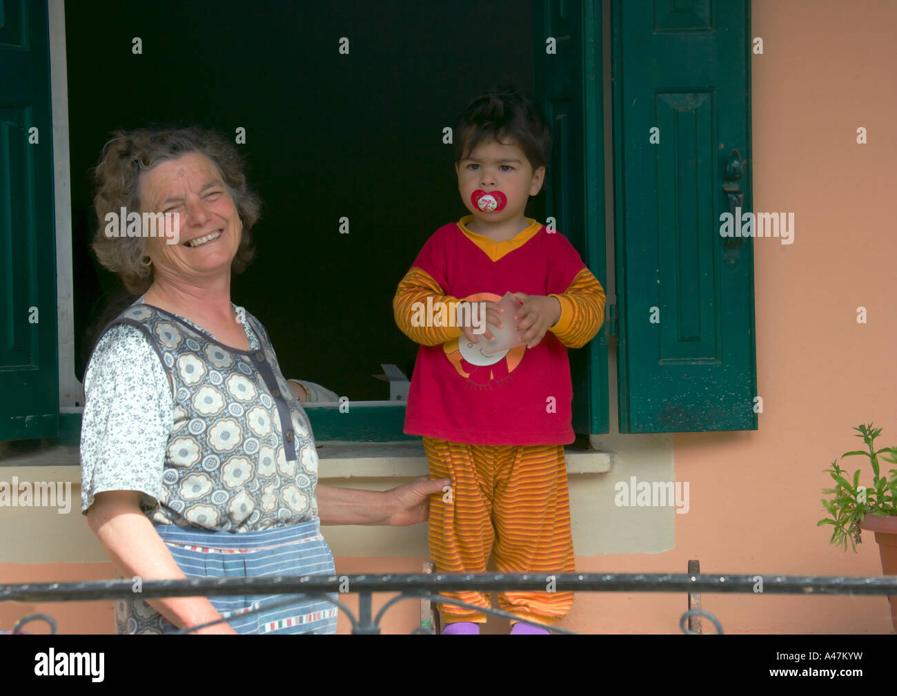 Lächelnde ältere Frau außerhalb Griechenlands Sokraki Stockfoto