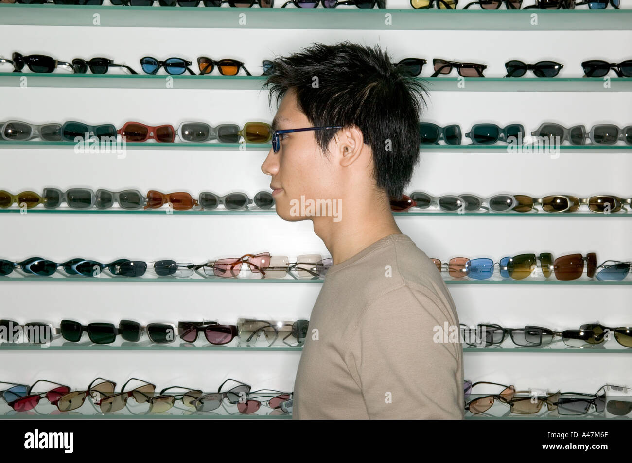 Mann, shopping für Brillen Stockfoto