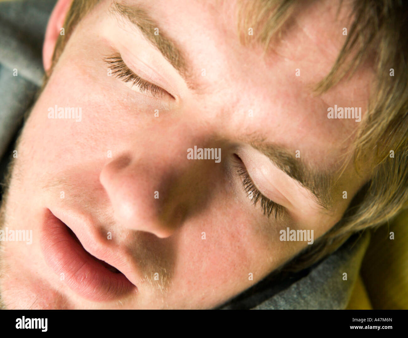 Nahaufnahme des kaukasischen Jungen schlafen. Stockfoto