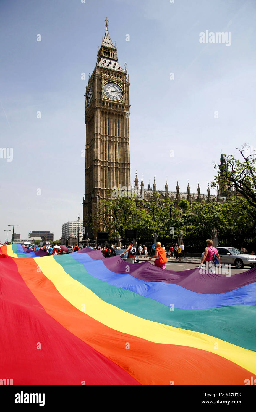 London Gay Pride 2006 Regenbogenfahne vorbei an Big Ben London England Stockfoto