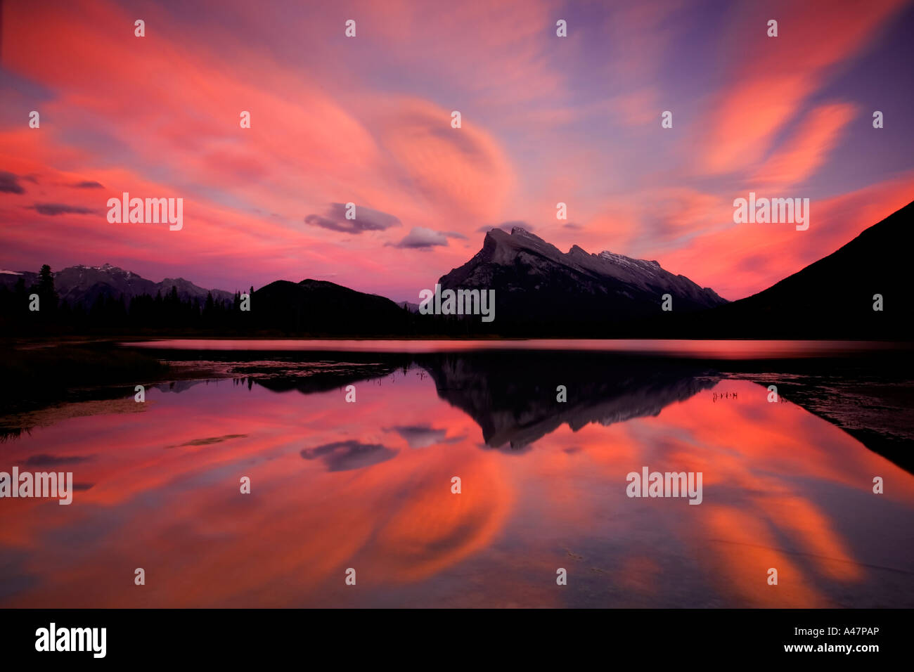Sonnenuntergang über Mount Rundle Vermillion Seen in Banff in den kanadischen rockies Stockfoto