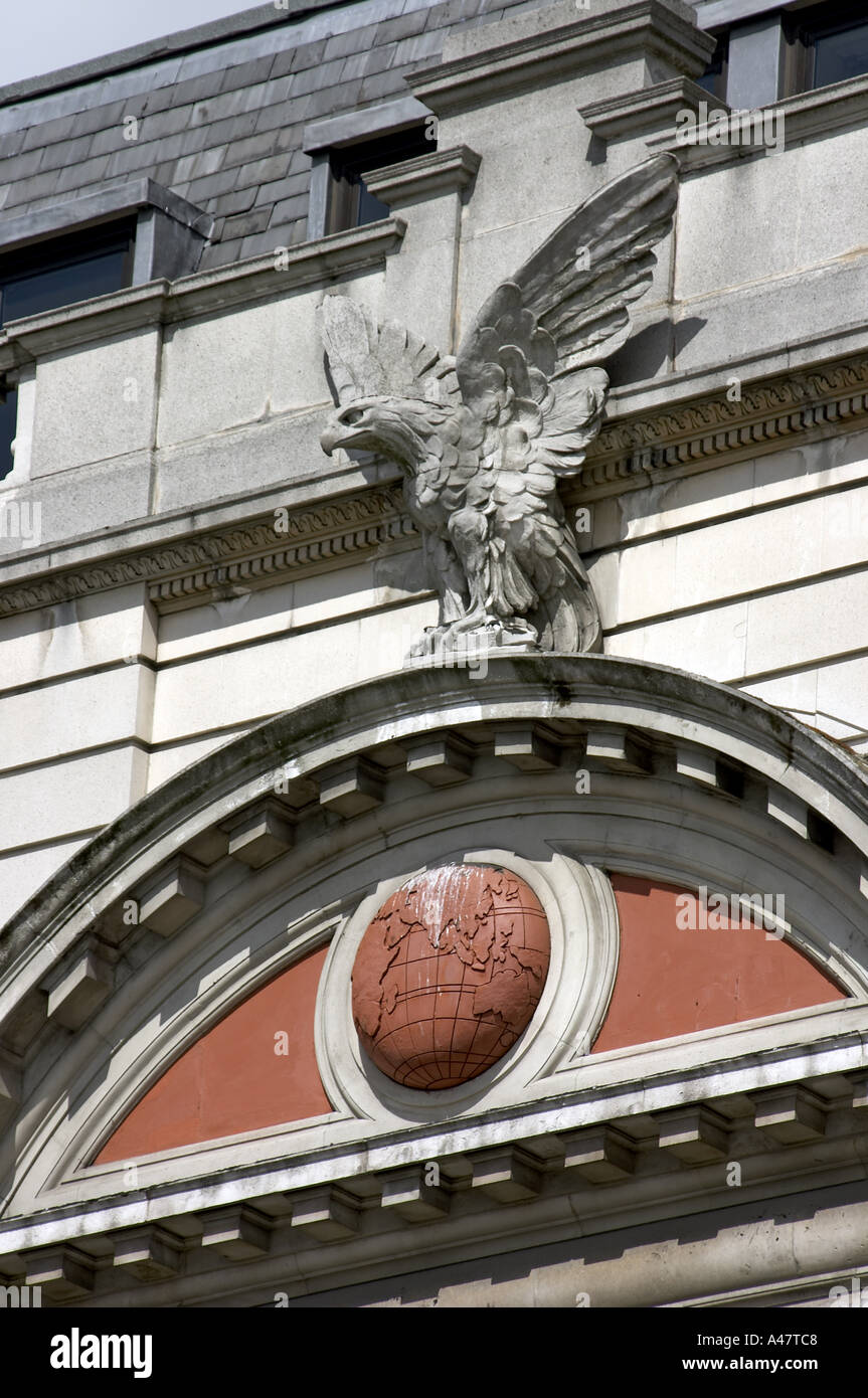 Geschnitzten Adler mit Globe in Stadt von London EC3 Stockfoto