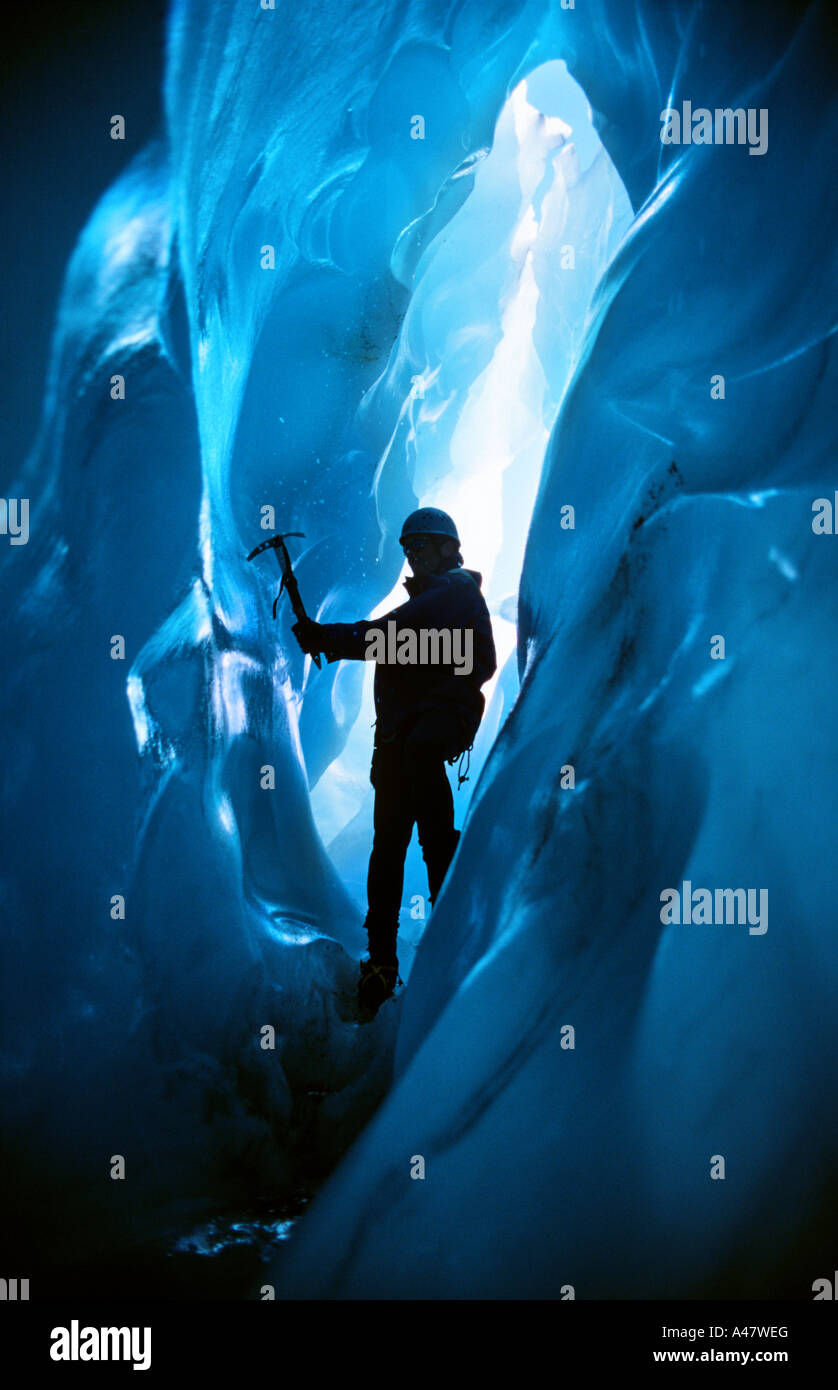 Ein Eiskletterer tief in eine Gletscherspalte bereitet, Klettern Stockfoto