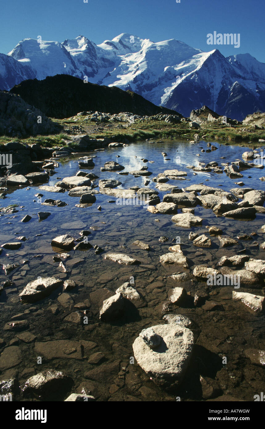 Die Kette des Mont Blanc spiegelt sich in einem Bergsee in den französischen Alpen Chamonix Frankreich Stockfoto