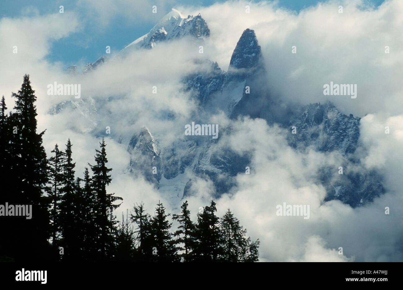Wolken, die frei von der Aiguille Verte und Dru in Chamonix Frankreich weht Stockfoto