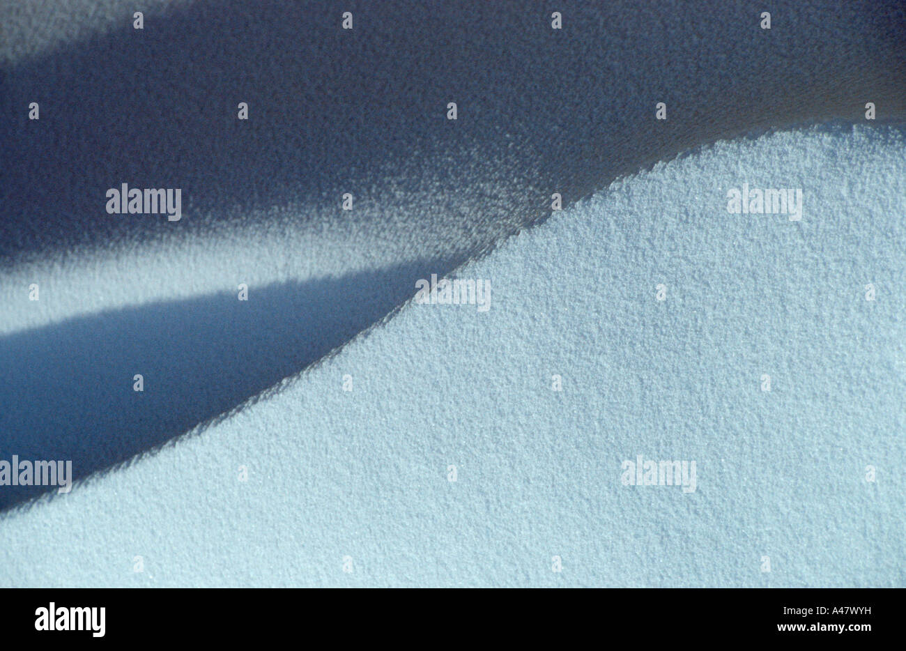 Eine feine Klinge der Schnee durch den Wind erstellt Stockfoto