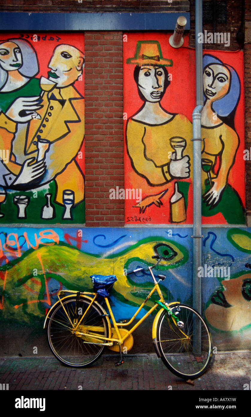 Ein Fahrrad in Amsterdam eine Graffiti bedeckt-Wand gelehnt Stockfoto