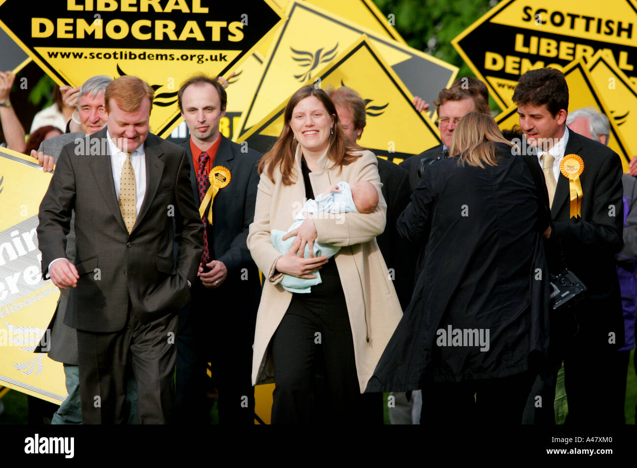 Charles Kennedy, ehemaliger Lib Dem Führer General Wahlkampf 2005 mit seiner Frau und seinen neugeborenen Sohn Donald James. Stockfoto