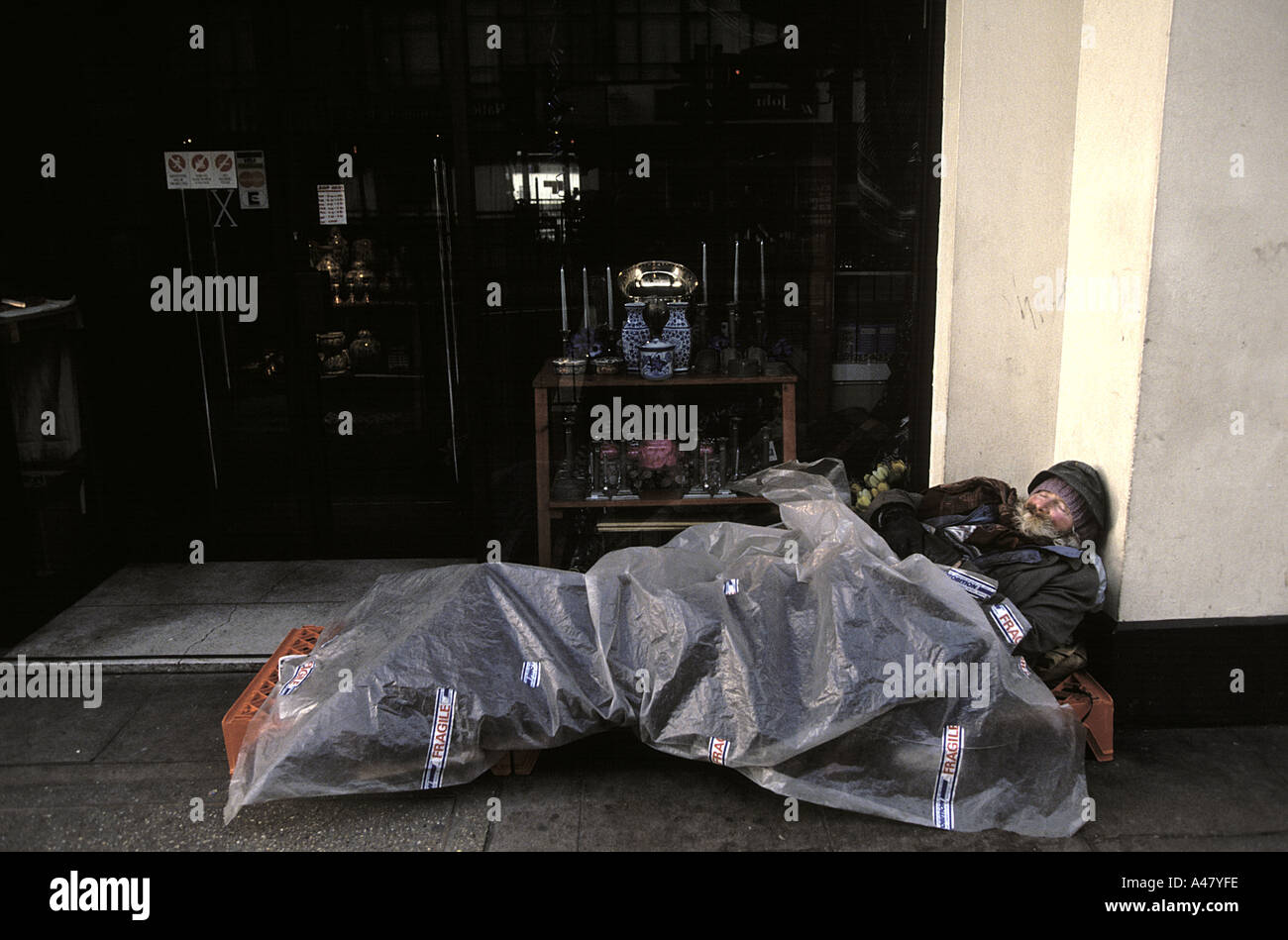 Obdachlosen Mann der Straße in einem Hauseingang in den Strang London Stockfoto