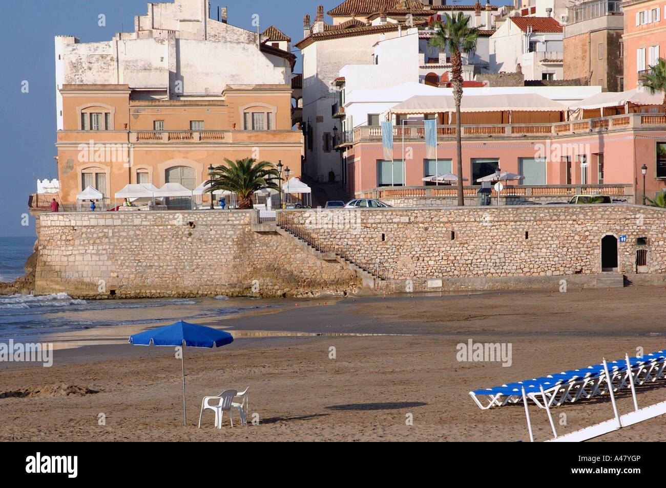 Panoramablick auf das Meer & Strand von Sitges Katalonien Katalonien Katalonien Costa Dorada España Spanien Europa Stockfoto