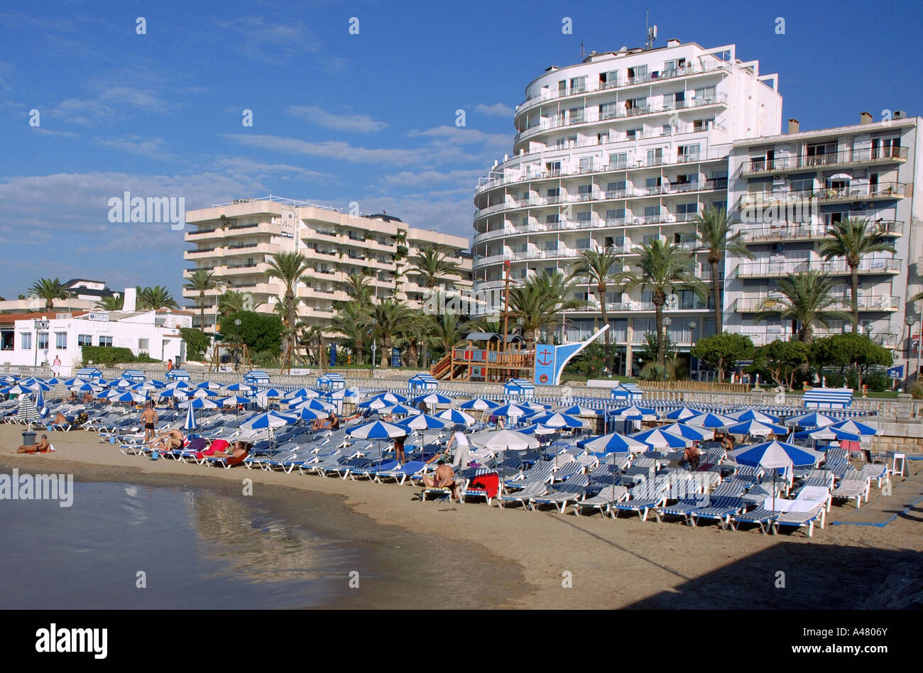 Panoramablick auf das Meer & Strand von Sitges Katalonien Katalonien Katalonien Costa Dorada España Spanien Europa Stockfoto