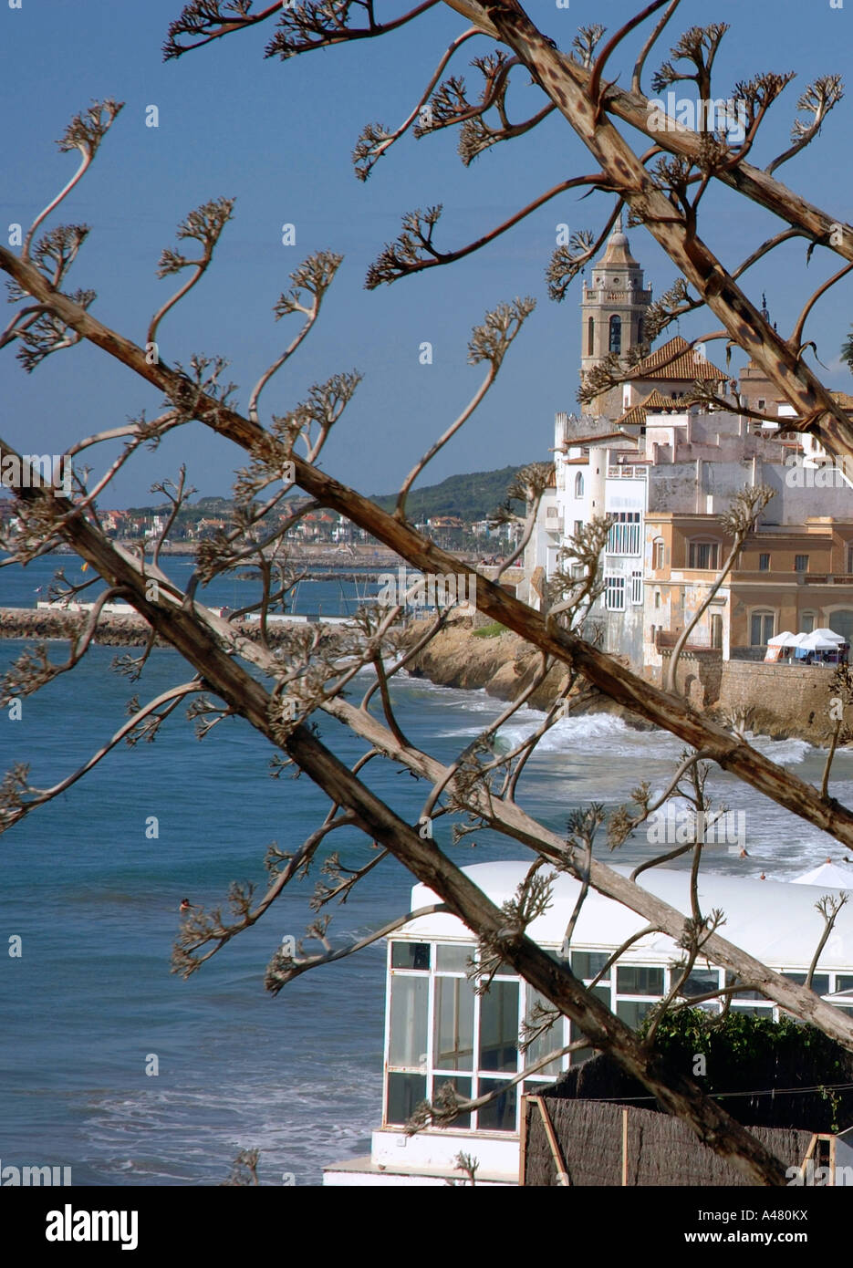 Panoramablick auf das Meer & Strand von Sitges Katalonien Katalonien Katalonien Costa Dorada España Spanien Europa Stockfoto