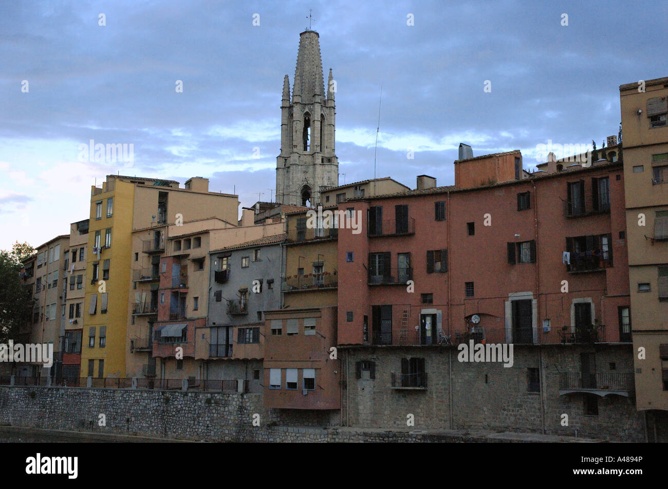 Panoramablick über charakteristische Fälle de l'Onyar Gerona Girona Katalonien Catalunya Cataluña España Spanien Europa Stockfoto