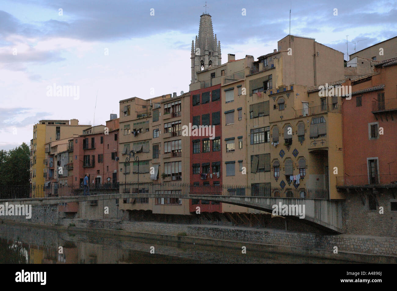 Panoramablick über charakteristische Fälle de l'Onyar Gerona Girona Katalonien Catalunya Cataluña España Spanien Europa Stockfoto