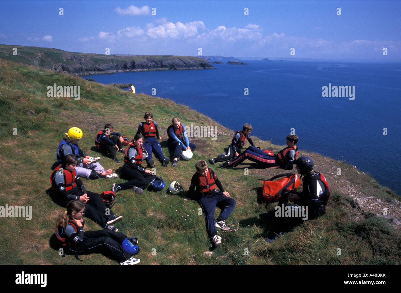 Coasteering St Nons Bay St Davids Pembrokeshire Wales Großbritannien Europa Stockfoto