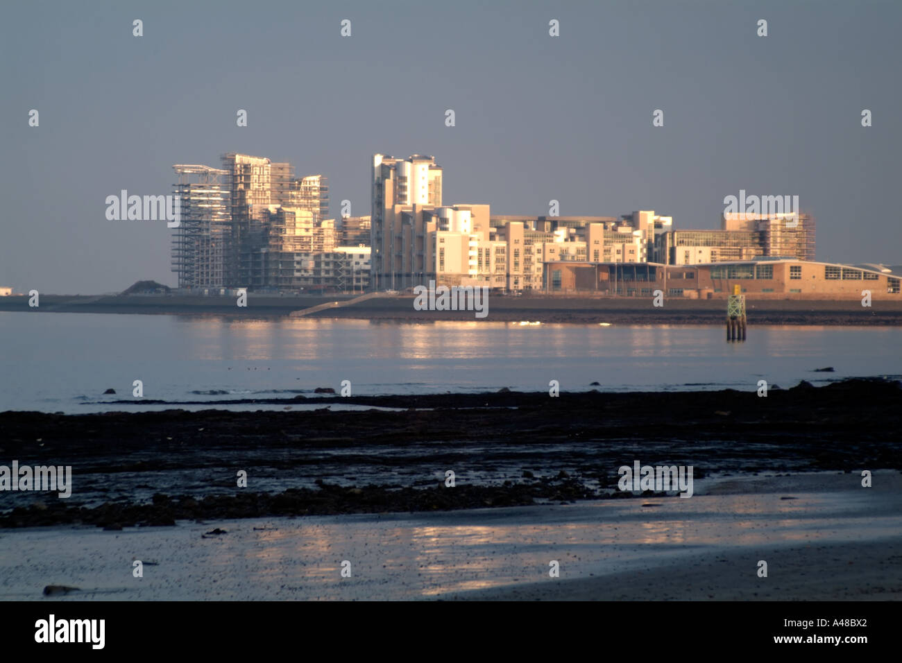 Blick auf die neuen Bauvorhaben in Leith Westhafen von Granton Strand Stockfoto