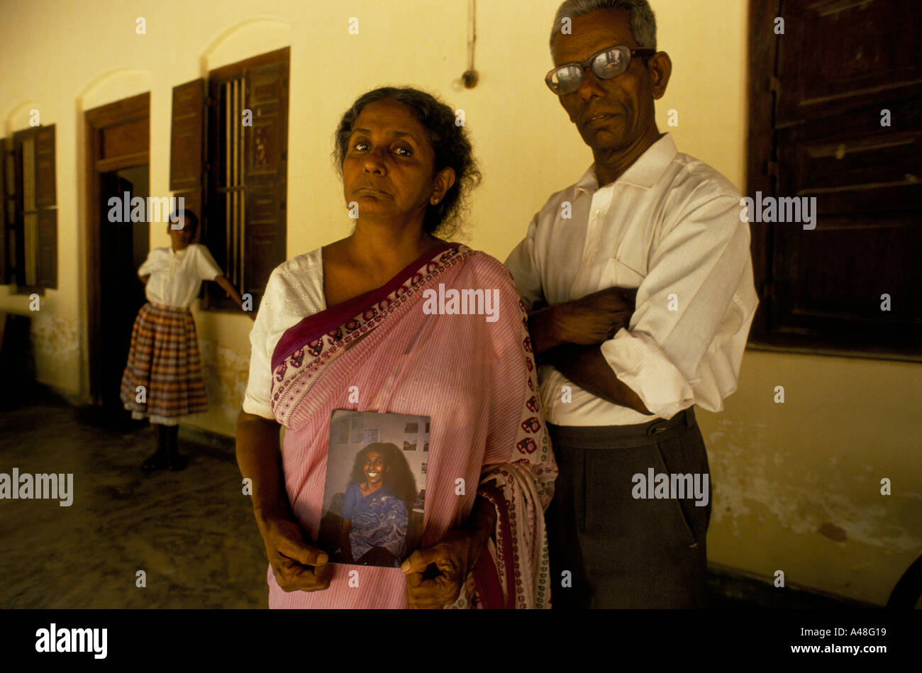 Die Eltern von Rajani Thiranagama der Hochschullehrer und Humanrights Kämpferin mit einem Bild von ihr nach ihrer Ermordung Stockfoto