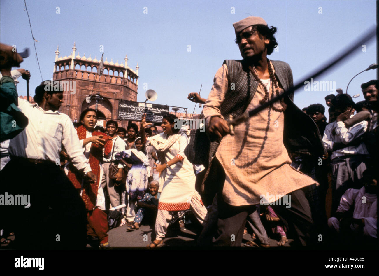 Eine Theatergruppe aus Seite das rote Fort in Delhi Durchführung ein Theaterstück über inter religiösen Gewalt zwischen Hindus und moslems Stockfoto