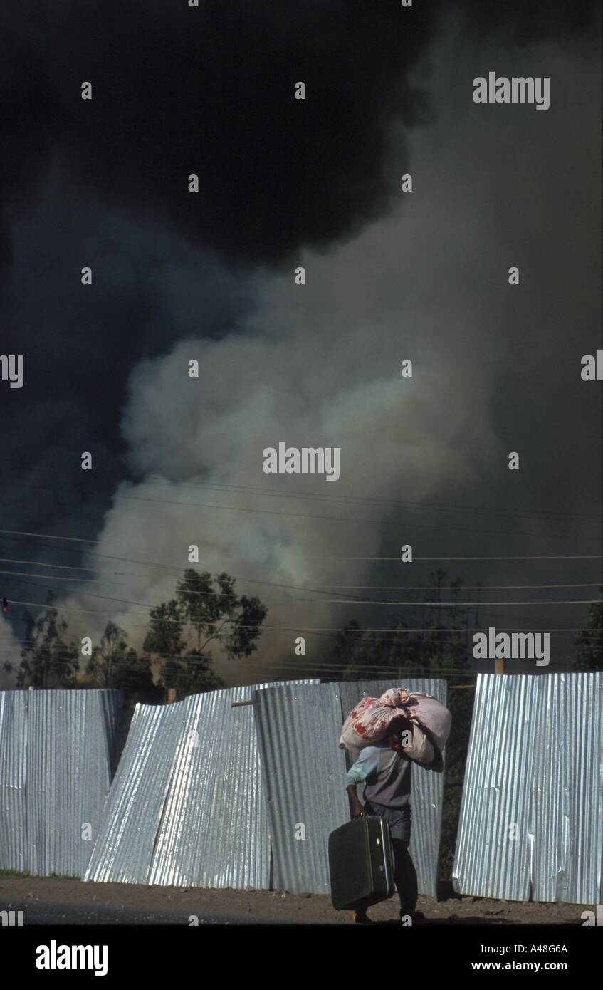Roger flieht Hutchings Netzwerk Flüchtling mit hab und gut ein Feuer nach einem Munitionsdepot in Abbas Ababa explodierte Stockfoto