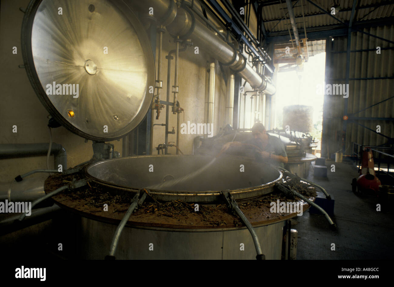 Perfume distillation -Fotos und -Bildmaterial in hoher Auflösung – Alamy