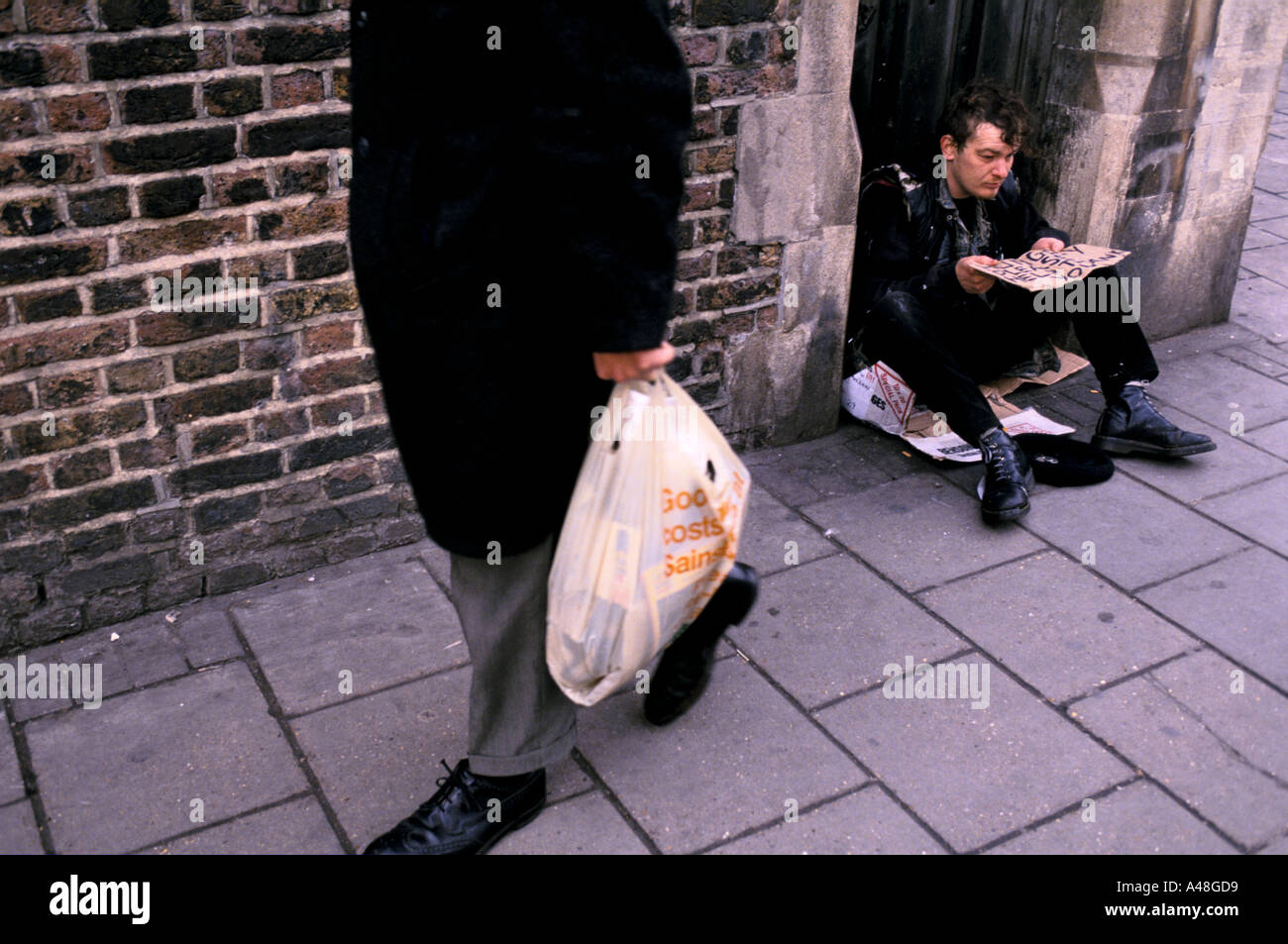 Obdachloser betteln außerhalb Sainsburys Supermarkt Camden town Stockfoto