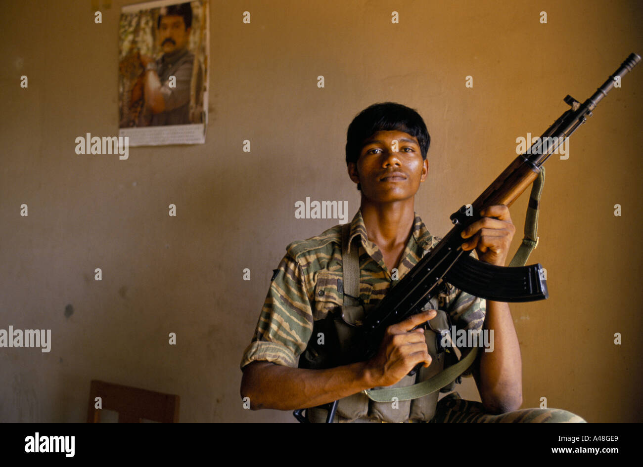 Tamil-Tiger Soldaten posiert mit AK-47 in seiner Kaserne Zimmer Jaffna Sri lanka Stockfoto