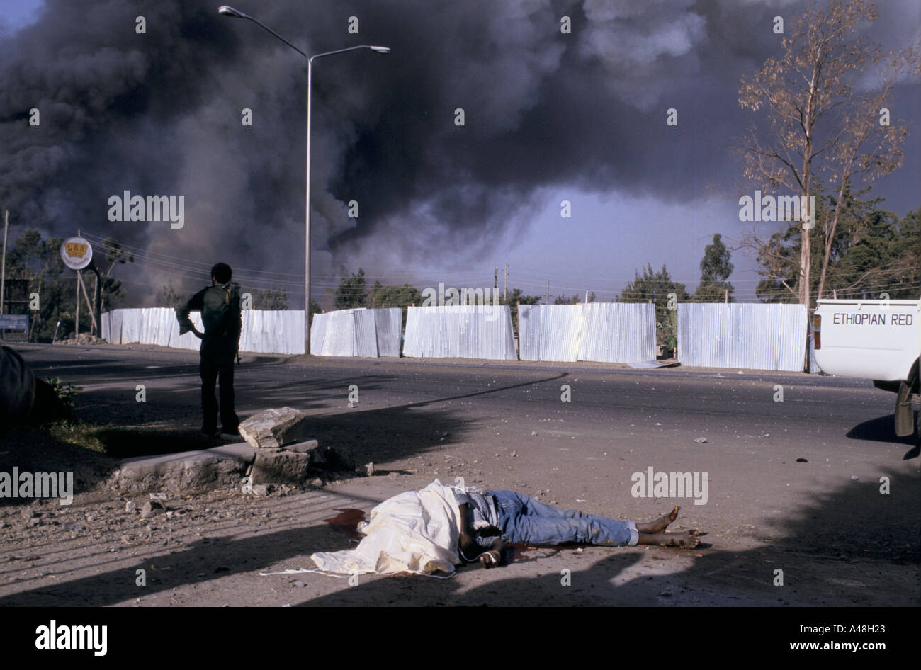 Wenn ein Munitionslager von den sich zurückziehenden Soldaten gesprengt wurde wurden viele Zivilisten getötet durch explodierende Granaten Stockfoto