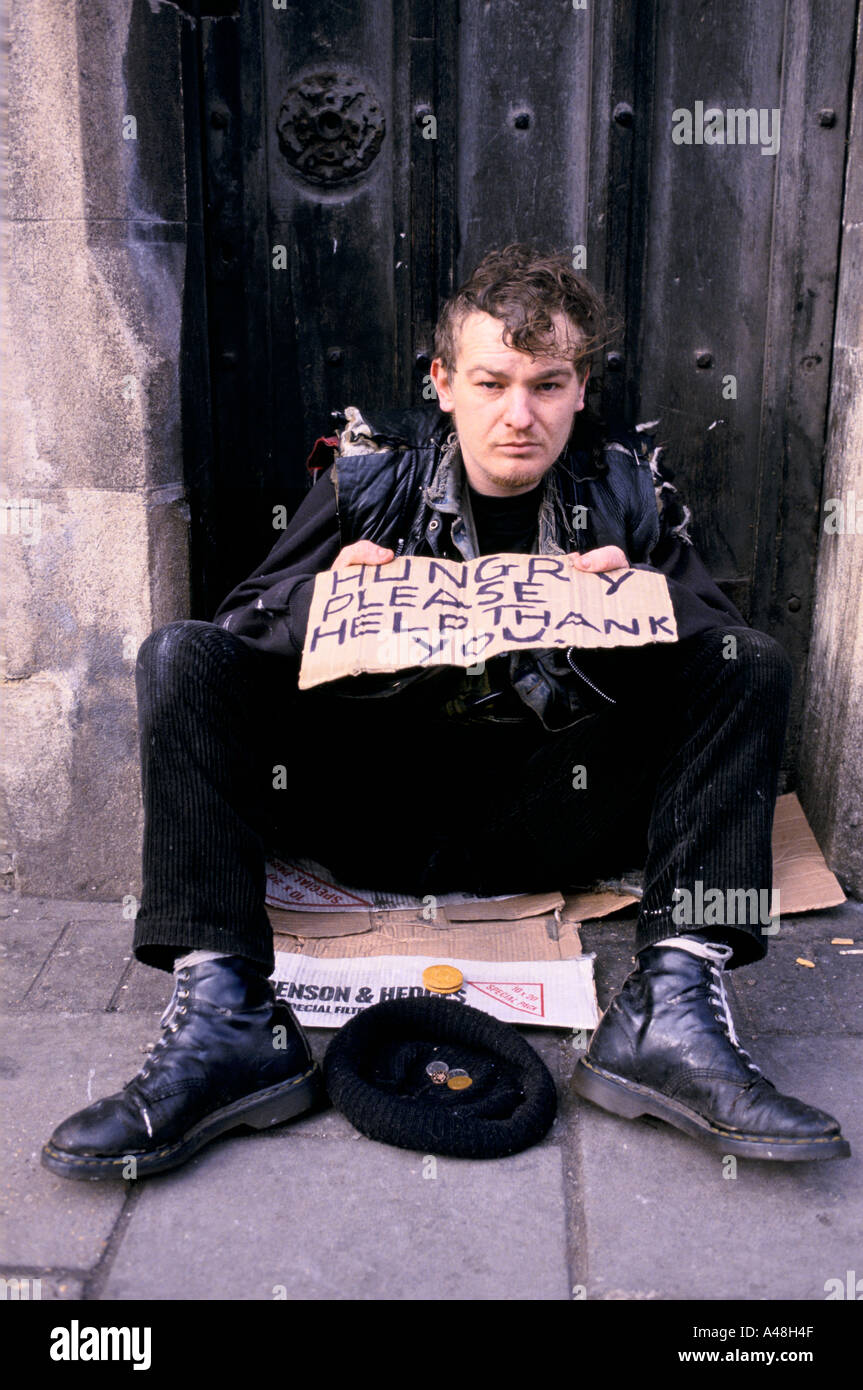 Obdachloser Betteln auf der Straße im Norden von London Camden Stockfoto