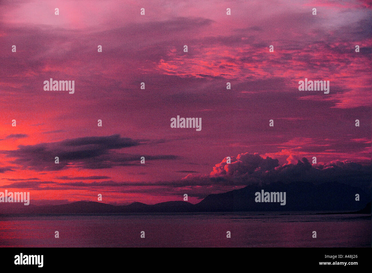 Insel Eigg Schottland Mitternacht Sonnenuntergang über den westlichen Inseln 1997 Stockfoto