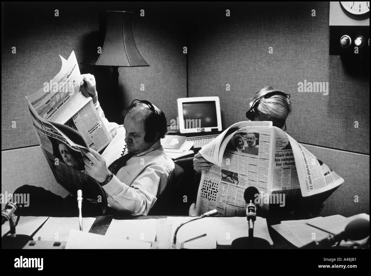 BBC radio 4 Moderatoren James Naughtie und John Humphries lesen die Papiere für die heute Programm bbc Portland London zu platzieren Stockfoto